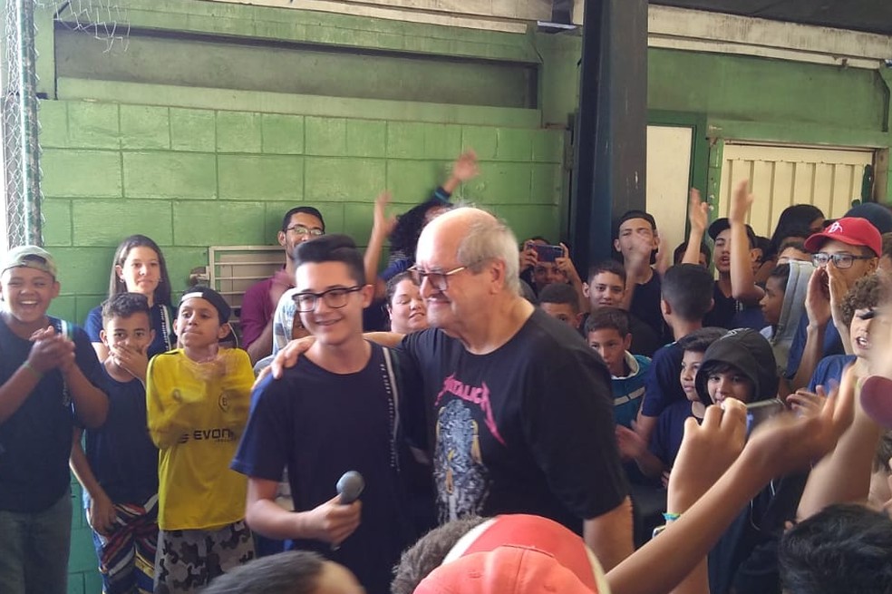 Neto participou de homenagem ao avô no último dia de trabalho dele em escola de Salto — Foto: Francisco Carlos Garrido Lopes/Arquivo pessoal