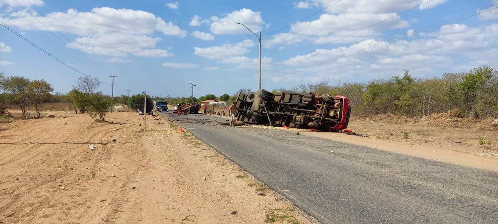 Caminhão tombou no acidente na RN-117, em Mossoró — Foto: Redes Sociais