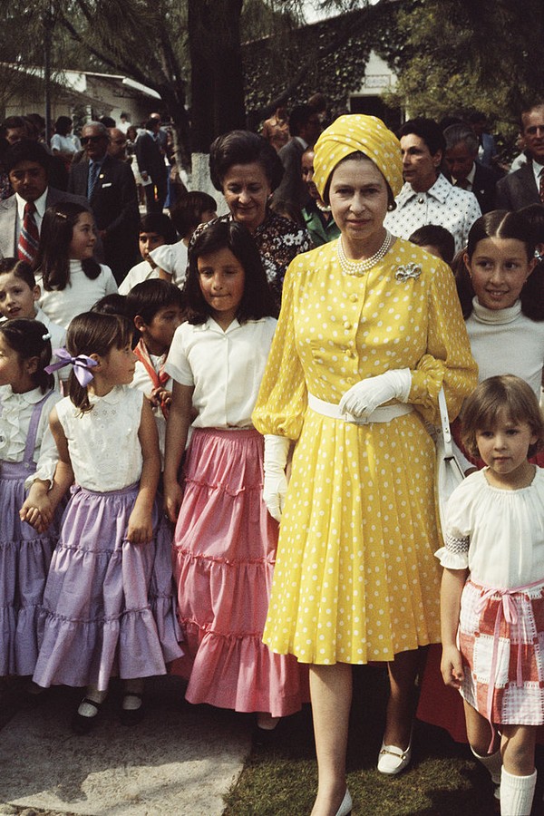 Queen Elizabeth II with a group of local children during her state visit to Mexico, 1975. (Photo by Serge Lemoine/Getty Images) (Foto: Getty Images)