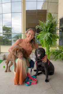 Os cães Polo e Mika, do perfil @caopanheirolabra, e a tutora Ciça (Foto: Tiago Morena/ Sambacine)