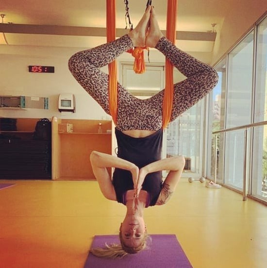 Mel Lisboa posa fazendo acrobacias (Foto: Reprodução/Instagram)