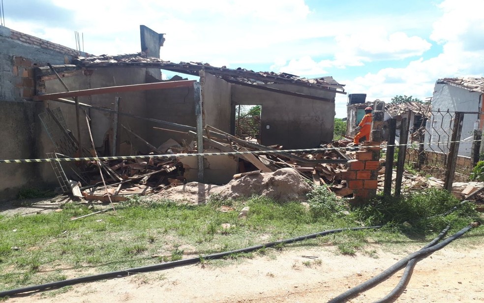 A casa onde funcionava a fÃ¡brica ficou destruÃ­da (Foto: Corpo de Bombeiros de Sergipe)