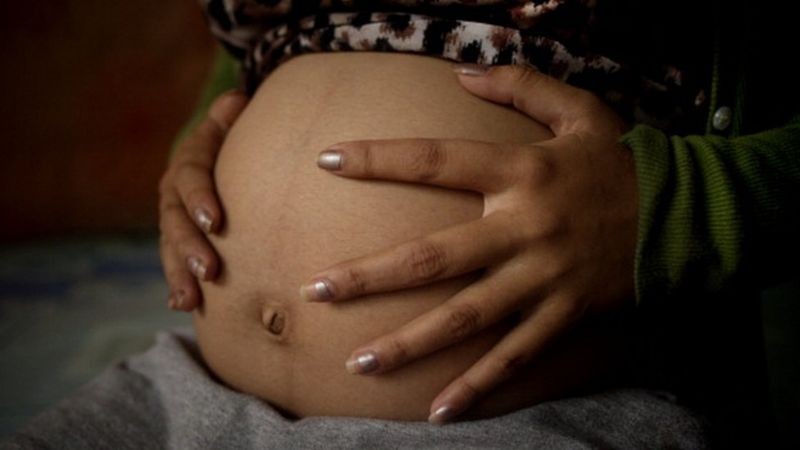 'A gravidez nessa circunstância é uma tortura - tanto que é comum que essas meninas não façam pré-natal, escondam a gestação ou tentem suicídio', afirma médico de centro especializado em saúde reprodutiva (Foto: Getty Images via BBC News)