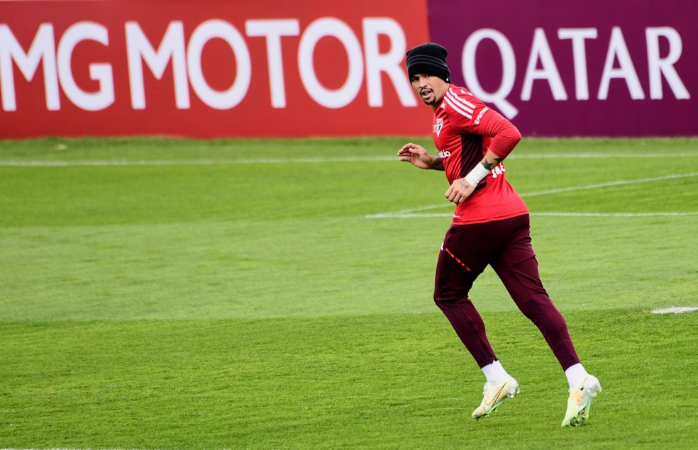 Luciano corre durante treino do São Paulo em Córdoba — Foto: Marcos Ribolli