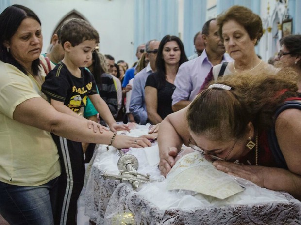 Fiéis se despedem de Dom Diógenes Silva Matthes  (Foto: Igor do Vale/Divulgação)