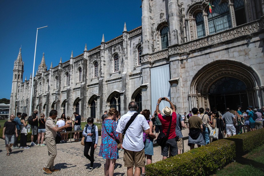 Turistas visitam o Mosteiro dos Jerônimos, em Lisboa