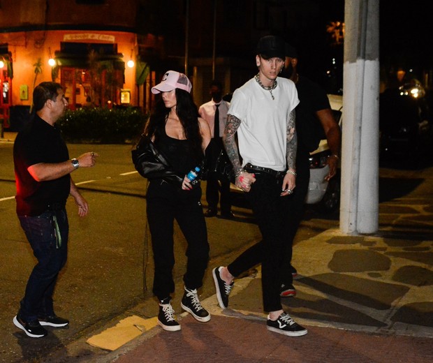 Megan Fox e Machine Gun Kelly jantam em São Paulo (Foto: Webert Belicio/AgNews)