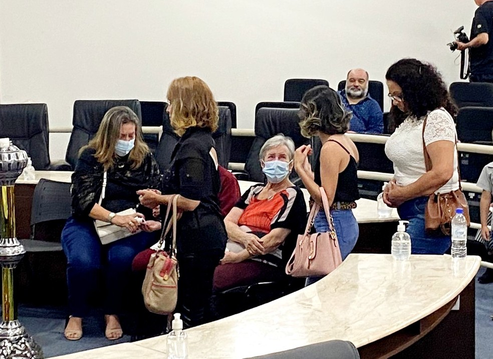 Mary Galvão, irmã de Marilena, recebe apoio de fãs durante o velório em Paraguaçu Paulista — Foto: Carolina Levorato/TV TEM