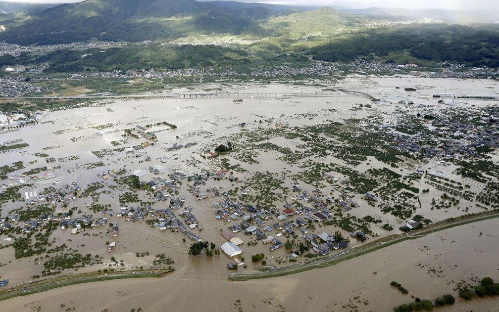 Visão área mostra áreas residenciais inundadas pelo Rio Chikuma, em Nagano — Foto: Kyodo / via Reuters