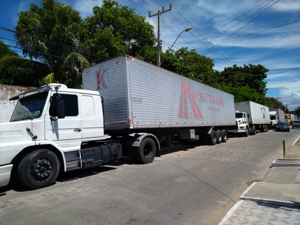 Caminhoneiros de vários estados do Brasil estão parados em frente uma distribuidora de farinha de trigo, em Maceió — Foto: Thamires Ribeiro/G1 AL