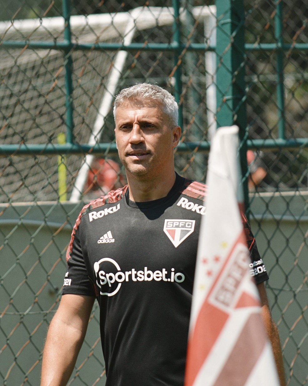 Crespo comandou treino tático e técnico na manhã desta terça no São Paulo — Foto: Erico Leonan / saopaulofc