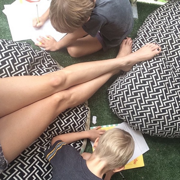 Fernanda Lima e seus filhotes desenhando (Foto: Reprodução / Instagram)