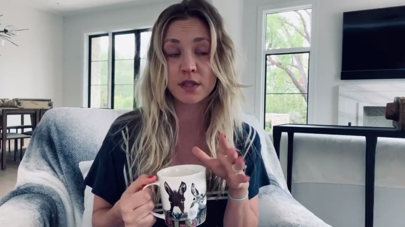 A atriz Kaley Cuoco bebendo café após pegar seu cachorro sujo de xixi (Foto: Instagram)