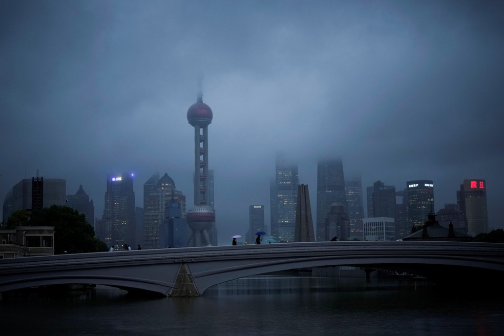 Prédios em Xangai parcialmente encobertos por nuvens em setembro de 2022. — Foto: Aly Song/ Reuters