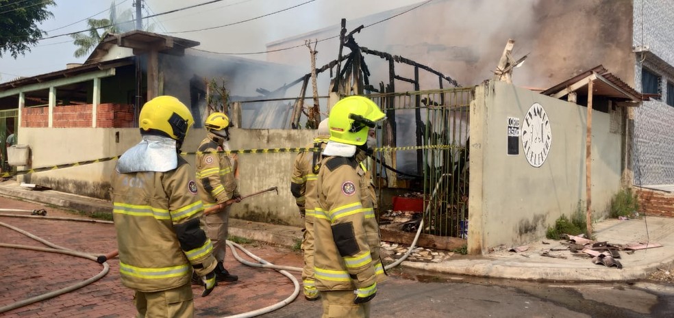 Casa de madeira foi destruída por fogo na manhã desta segunda-feira (16) — Foto: Asscom/Corpo de Bombeiros do Acre