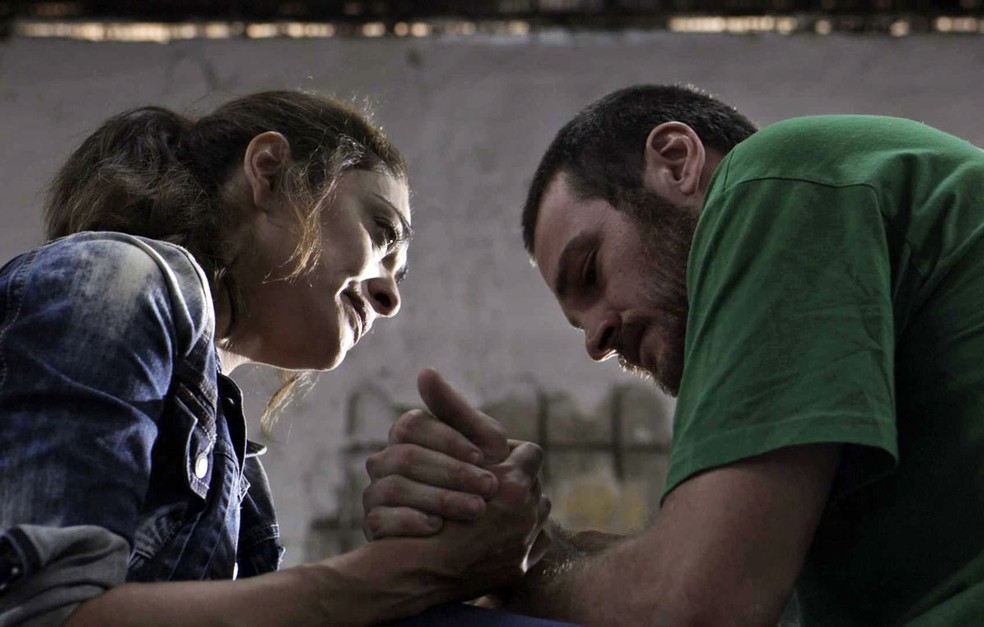 Na cadeia, Rubinho (Emilio Dantas) diz a Bibi (Juliana Paes) que estão planejando matá-lo — Foto: TV Globo