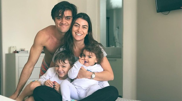 Felipe Simas, Mariana Uhlmann e os filhos, Joaquim e Maria (Foto: Reprodução / Instagram)
