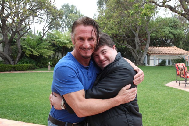 O astro americano Sean Penn abraça o protagonista de 'Colegas", Ariel Goldenberg, durante encontro em Los Angeles (Foto: Divulgação/Ariel Goldenberg)