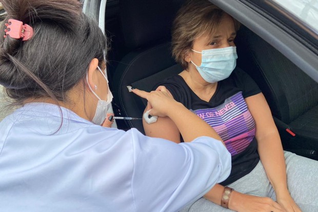 Claudia Rodrigues toma terceira dose de vacina contra a Covid-19 (Foto: Francisco Cepeda/AgNews)
