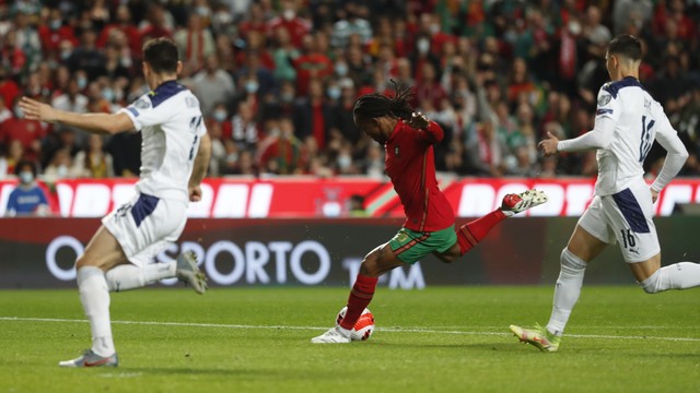 Renato Sanches finaliza para marcar em Portugal x Sérvia
