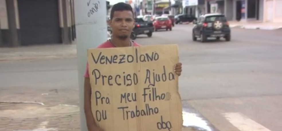 Venezuelano pede ajuda nas ruas de Porto Velho — Foto: Rede Amazônica/ Reprodução