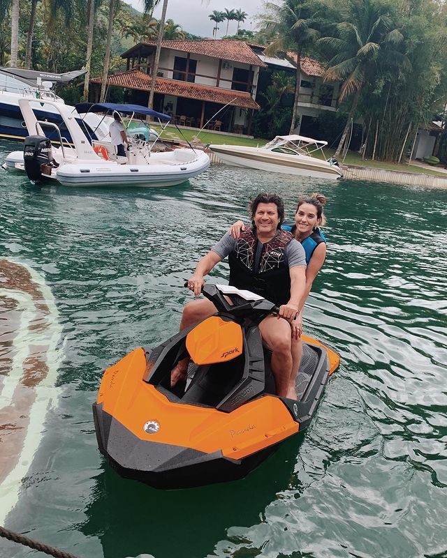 Paulo Ricardo anda de jet ski com a esposa, Isabella, neste domingo (Foto: Reprodução/Instagram)