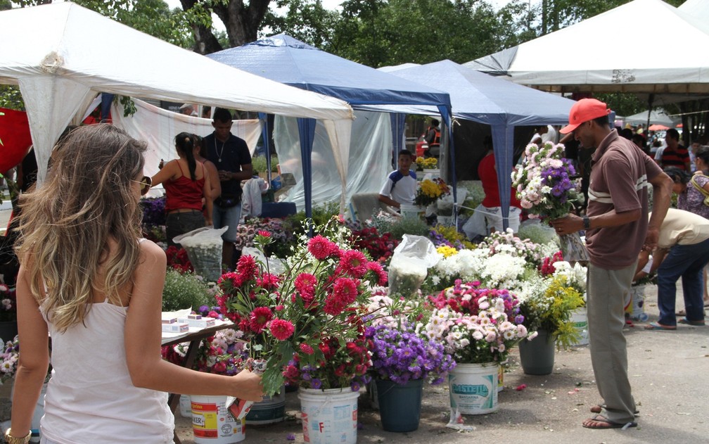 Feira de flores foi realizada na entrada do Cemitério Senhor da Boa Sentença, em João Pessoa, no bairro do Varadouro — Foto: Francisco França/Jornal da Paraíba