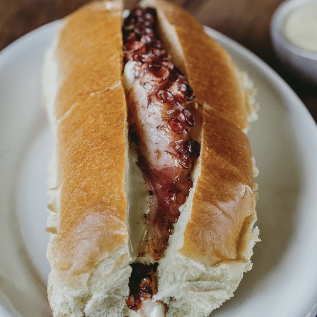 sanduiche de polvo, novidade do cardapio da Adega Santiago (Foto: Reprodução/Instagram)