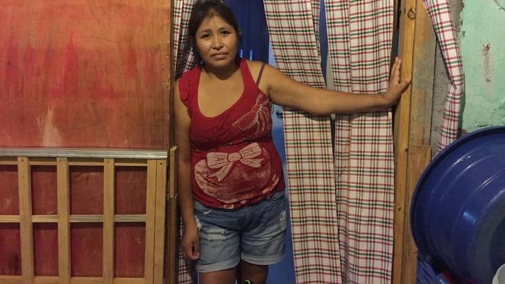 A boliviana Virginia Paulina, de 38 anos, foi morar em uma ocupação depois de ser despejada de um apartamento (Foto: Leandro Machado/BBC Brasil)