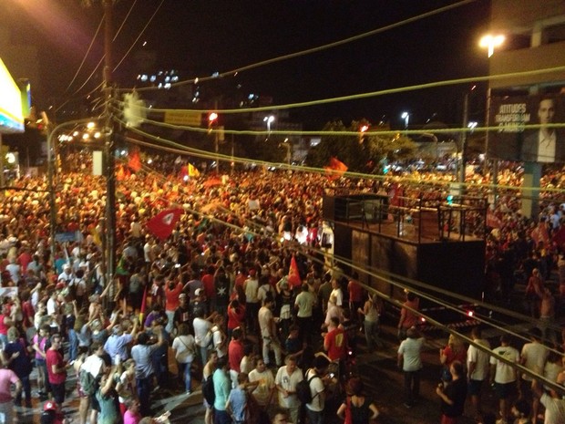 Manifestantes se concentram no Largo Zumbi dos Palmares, em Porto Alegre (Foto: Hygino Vasconcelos/G1)