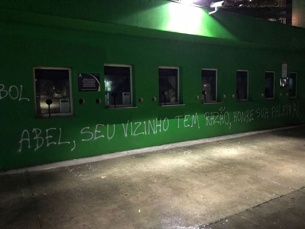 Muros do estádio do Palmeiras pichados após derrota para o Bragantino — Foto: Felipe Zito