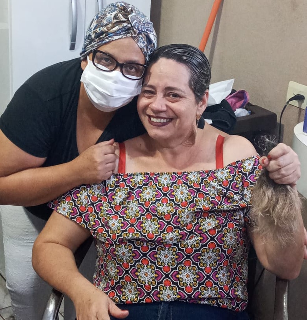 Familiares raspam a cabeça para apoiar paciente em tratamento de câncer de mama — Foto: Rosa Maria de Campos Ferreira