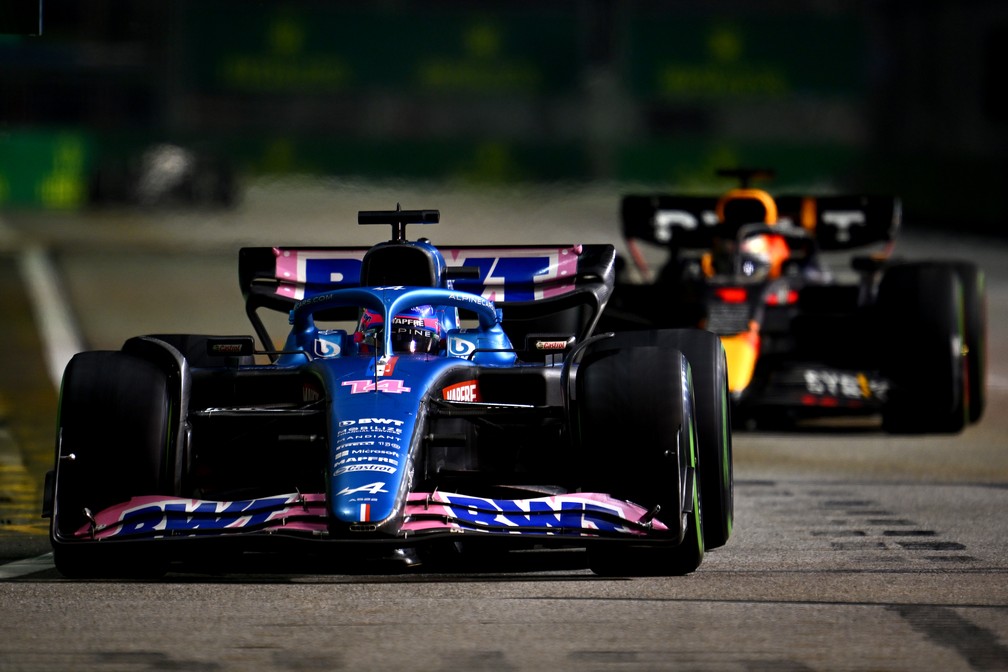 Fernando Alonso abandonou o GP de Singapura e a Alpine voltou a não marcar pontos neste fim de semana — Foto: Clive Mason/Getty Images