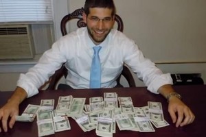 O rabino Noah Muroff encontrou o dinheiro em uma mesa que comprou pela internet (Foto: Reprodução Youtube/WTNH)