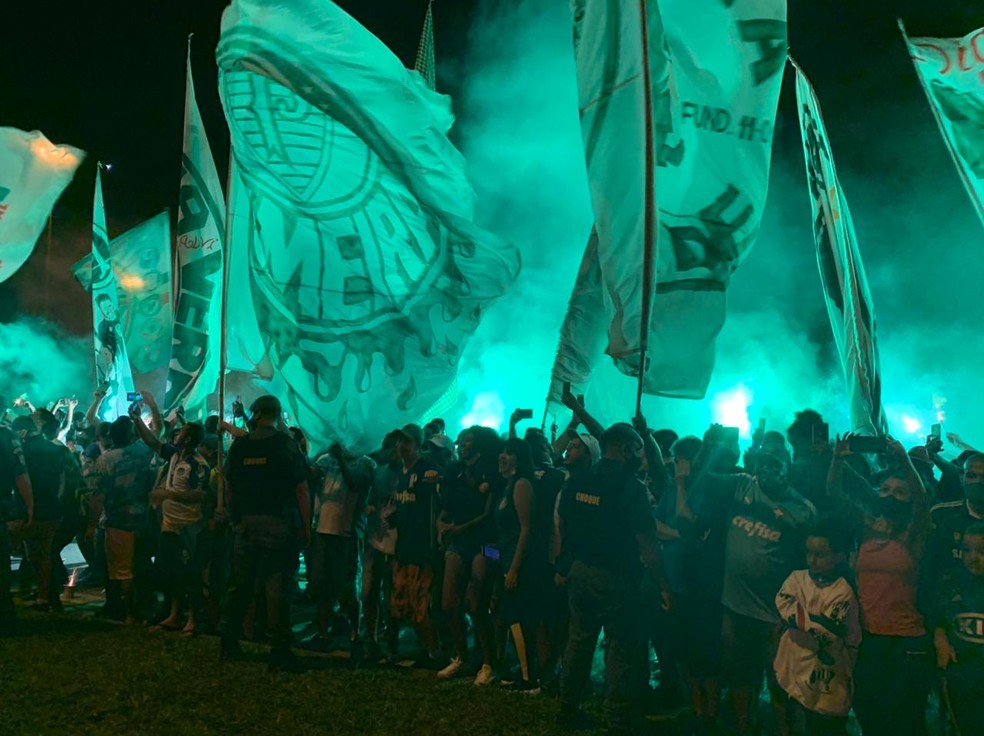Torcedores do Palmeiras próximos do aeroporto de Guarulhos — Foto: Henrique Toth