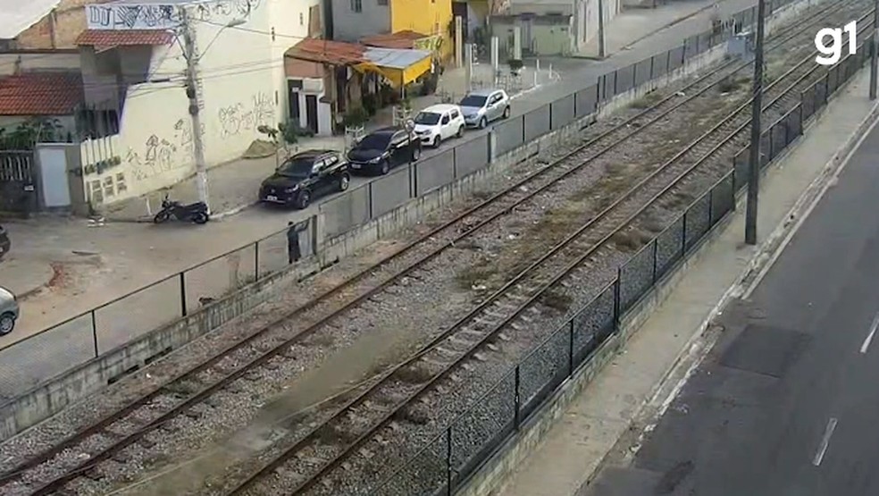 Câmera de monitoramento flagra e homem é preso após danificar trilho ferroviário em Fortaleza — Foto: SSPDS/Divulgação