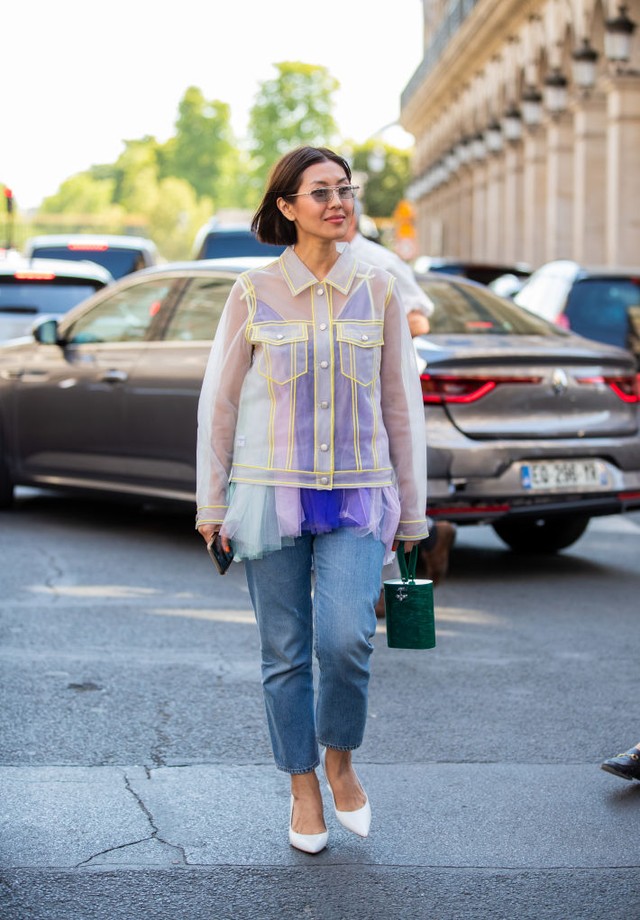PARIS, FRANCE - JULY 03: A guest is seen wearing sheer button shirt outside Viktor & Rolf during Paris Fashion Week - Haute Couture Fall/Winter 2019/2020 on July 03, 2019 in Paris, France. (Photo by Christian Vierig/Getty Images) (Foto: Getty Images)