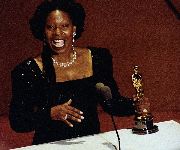 A atriz Whoopi Goldberg com o Oscar vencido por ela em 1991 por sua atuação em Ghost - Do Outro Lado da Vida (1991) (Foto: Getty Images)
