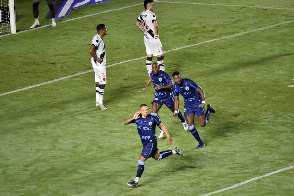 Caprini vibra com gol, em Vasco x Londrina  — Foto: André Durão