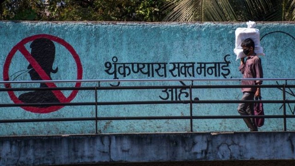 Dois anos depois do início da pandemia, esforços para conter cuspidas públicas perderam a força na Índia — Foto: Getty Images/Via BBC