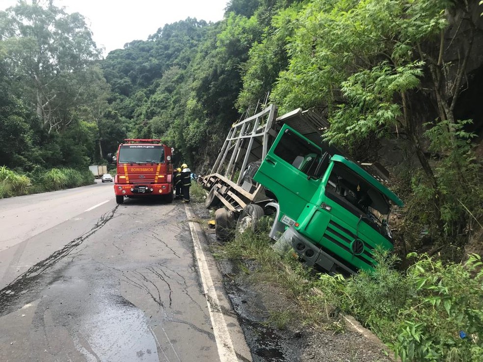 Caminhão colidiu contra muro de pedra após bater em carro, em Farroupilha — Foto: Altamir Oliveira/Rádio Estação