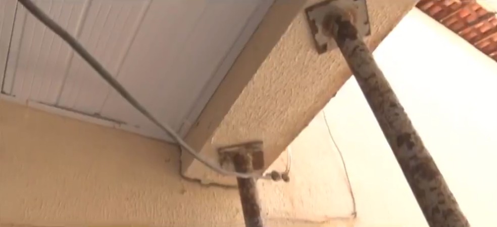 Moradores já colocaram escoras de ferro na tentativa de dar sustentação à estrutura.  — Foto: Reprodução/TV Clube