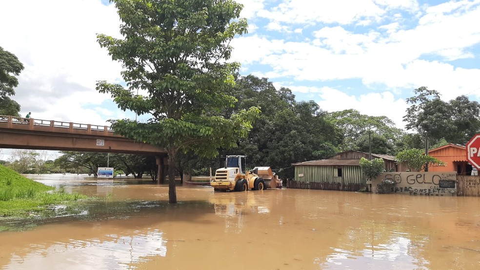 Rio Jaru transbordou e invadiu casa nesta terça-feira (7) em Jaru (RO) — Foto: WhatsApp/Reprodução