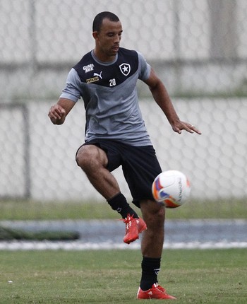 Roger Carvalho treino Botafogo (Foto: Vitor Silva/SSPress)