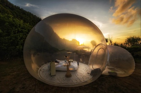 Essa tenda em formato de bolha com paredes transparentes fica na Indonésia. Ela tem 6 metros quadrados e custa R$ 310 por noite. Quem quiser mais privacidade pode usar cortinas pelo preço adicional de R$ 115.