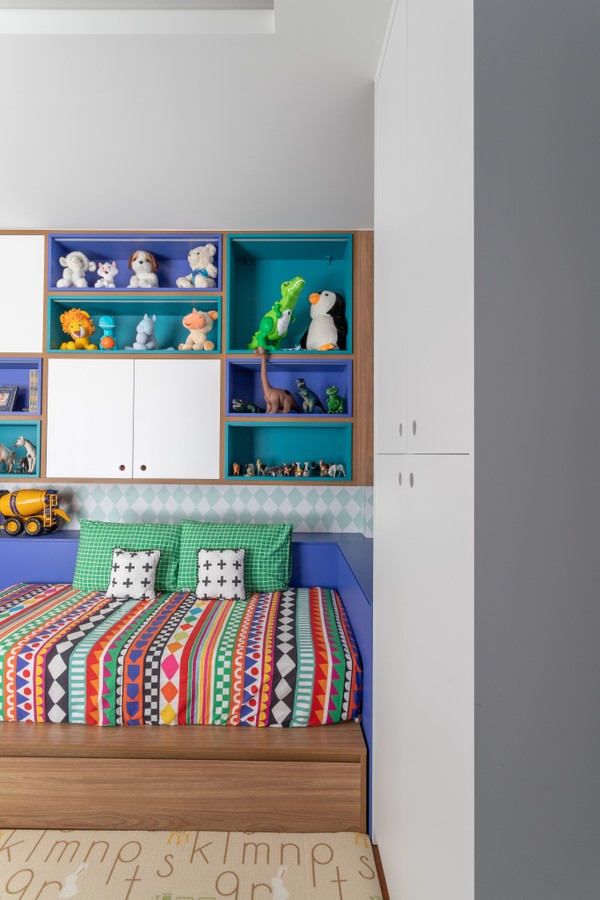 Décor do dia: brinquedoteca com cama, parede temática e marcenaria azul (Foto: Leandro Moraes/Divulgação)