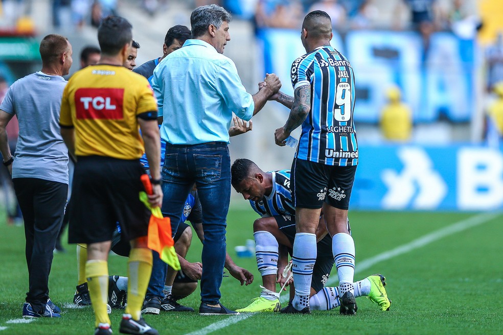 Renato Gaúcho cumprimenta Jael após gol de empate contra o Vasco — Foto: Lucas Uebel / Grêmio, DVG