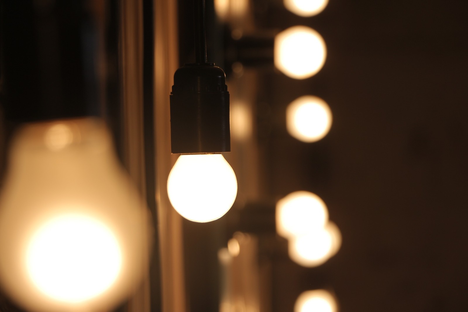 A substituição de lâmpadas incandescentes pelas de LED pode gerar uma redução de 75% a 85% no consumo de energia. Além disso, essas lâmpadas duram mais. Em relação às lâmpadas fluorescentes, a economia é de cerca de 40%Pixabay