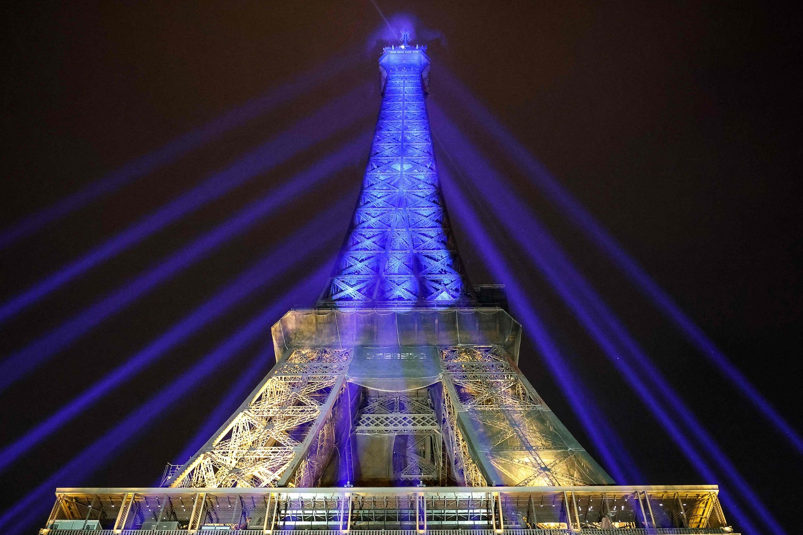 Torrre Eiffel, em Paris, recebe iluminação especial para pedir paz na Ucrânia, sob invasão russa há um ano — Foto: LUDOVIC MARIN/AFP