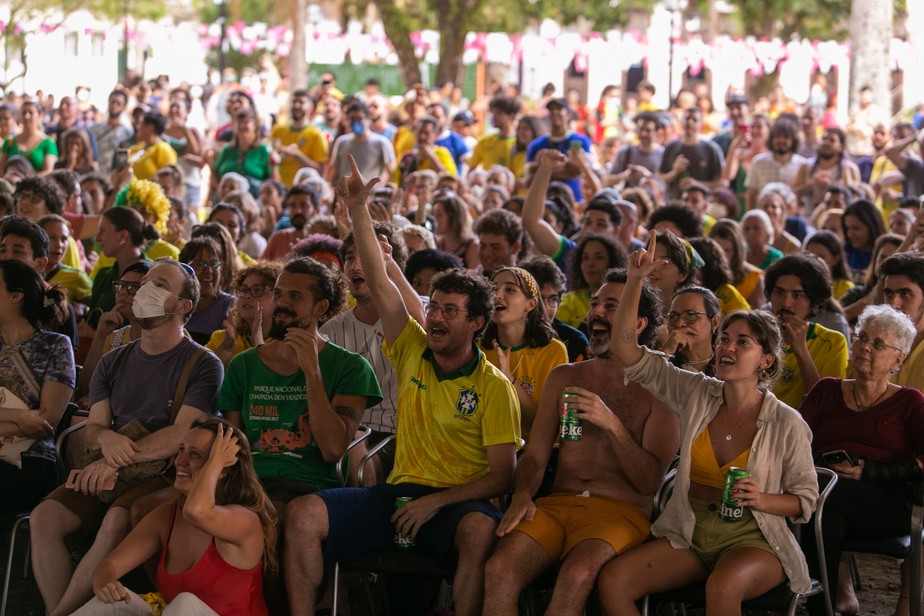 Torcida do Brasil comemora a vitória da seleção na Praça da Matriz, em Paraty